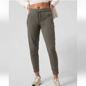 EUC 8P Athleta Petite Trekkie North Jogger